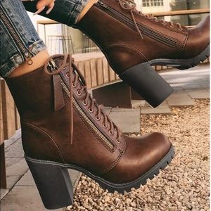 MissLola BAD HABIT - MOCHA
BLOCK HEEL ANKLE BOOTS